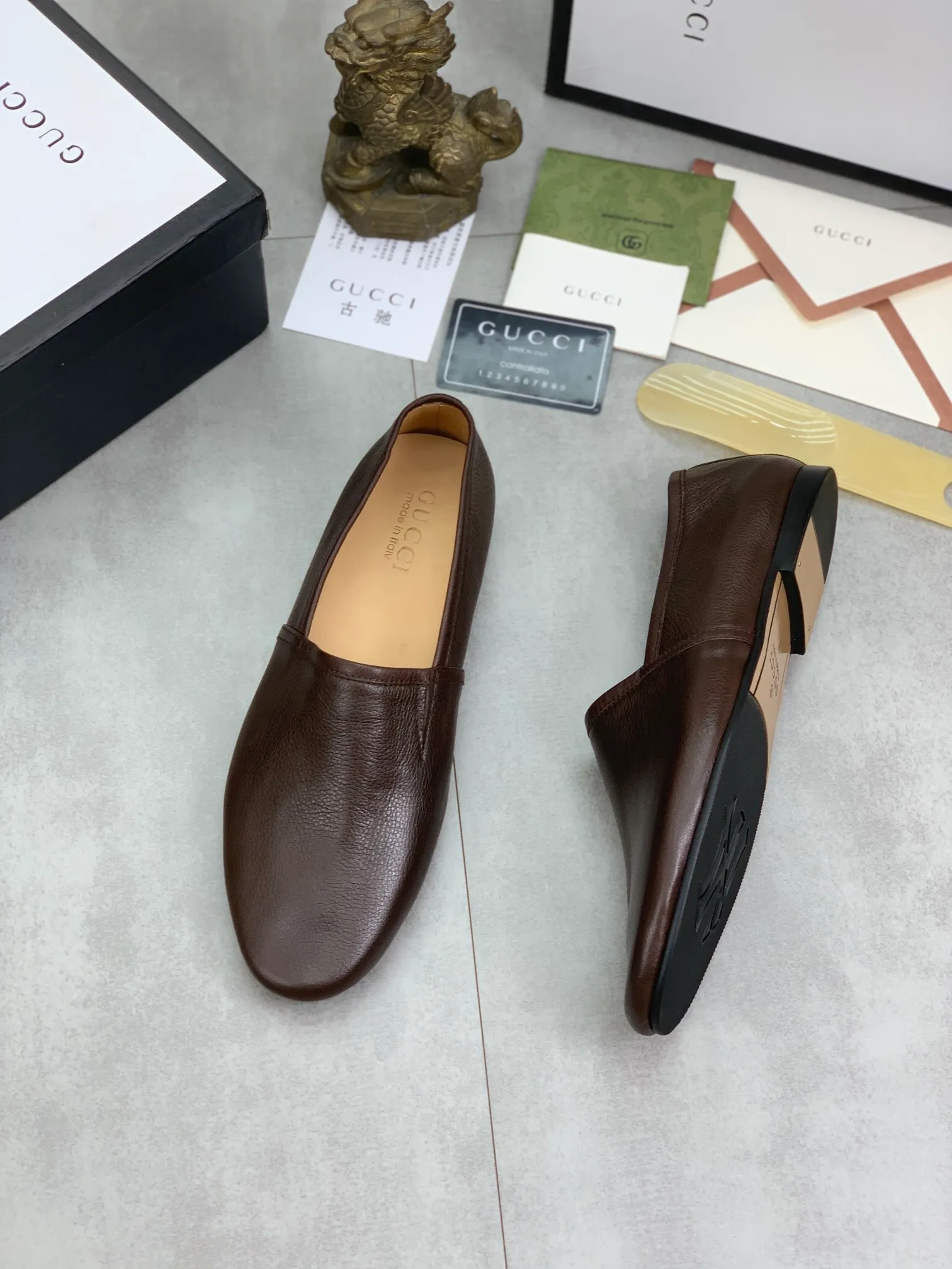 Men's Men's Shoes 💰P500💰【New Style】Water-dyed Niuli Gucci's most popular selection of lazy slip-on leather shoes (Gucci) official website latest Gucci lazy leather shoes, hot style 💥 simple and elegant style, exclusive for trendy men. Unique official website latest brand original double G embossing Elements 👑 Original Gucci decoration, fashionable and elegant, fabric original calfskin ✅ fully imported first-layer cowhide lining, official website designated wear-resistant, rubber business outsole, classic model taken at the counter in real life 🎬38-44 Black brown white optional